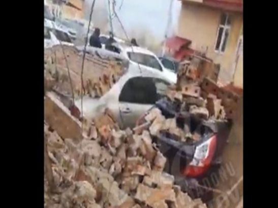 В Новочеркасске на девять автомобилей рухнула кирпичная стена