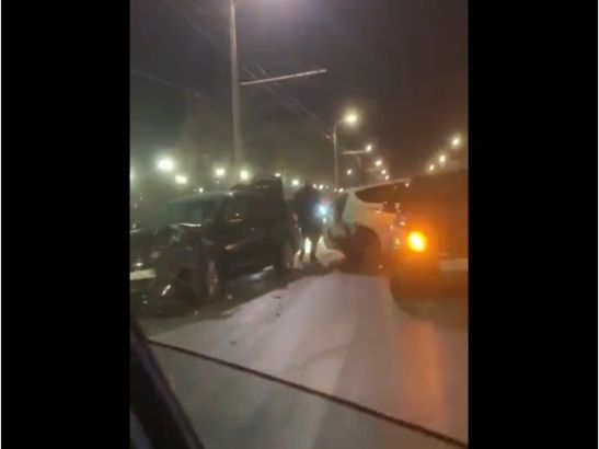 В Железнодорожном районе Ростова в массовом ДТП разбились три авто
