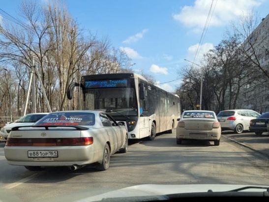 В Ростове-на-Дону водитель автобуса № 77 влетел в иномарку