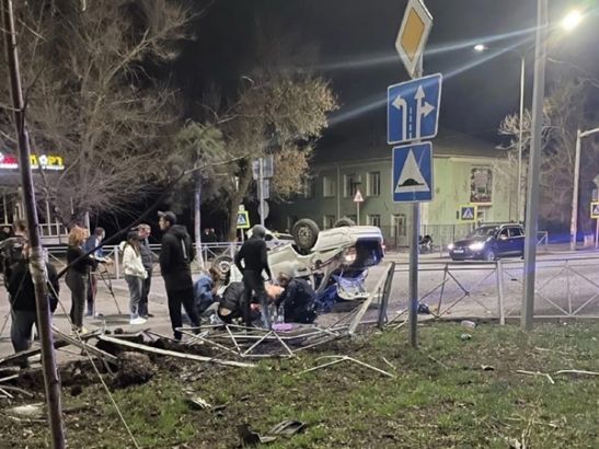 В Новошахтинске два человека пострадали в ДТП с «перевертышем»
