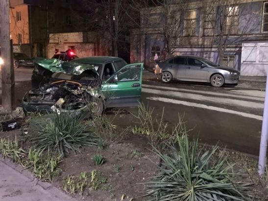 В Таганроге 23-летний водитель ВАЗа врезался в припаркованную иномарку