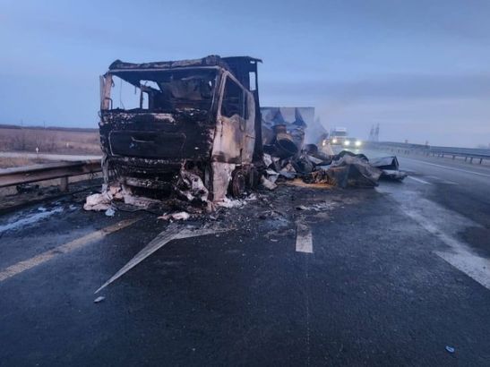 На трассе в Ростовской области дотла сгорел грузовик:видео