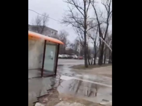 В Ростове на Западном из-за прорыва трубы затопило остановку