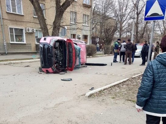 В Каменске-Шахтинском иномарка завалилась на бок после ДТП