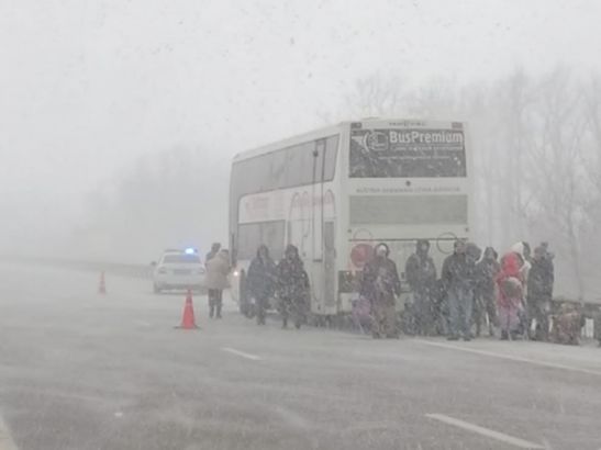 Более 60 пассажиров застряли на заснеженной трассе по дороге из Ростова в Москву