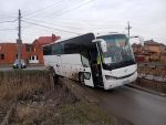 В Батайске автобус съехал с мостика и повис над каналом