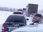 Сотни людей стоят в пробке на трассе Новошахтинск - Гуково более 15 часов