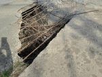 В Батайске торчащая на дороге металлическая решетка создает опасность для водителей