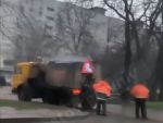 В Ростове дорожники укладывали асфальт на Еременко поверх луж