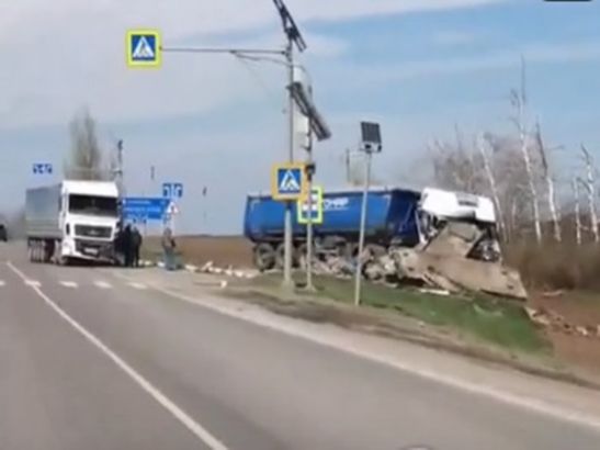 На трассе под Таганрогом фура снесла остановку после ДТП