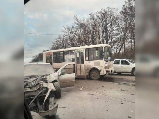 В Ростовской области в ДТП с пассажирским автобусом пострадал водитель «Рено»