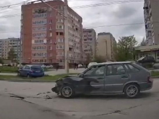 В центре Волгодонска столкнулись две легковушки