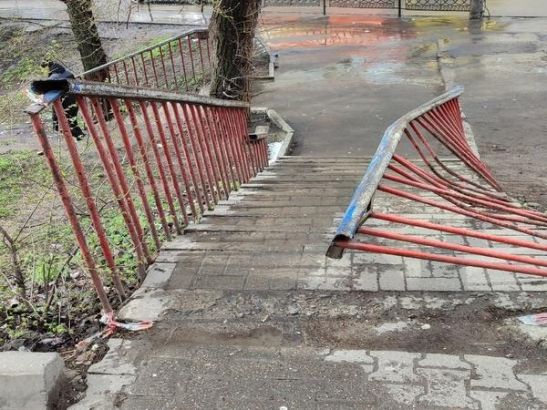 В Ростове лестница без перил на Западном создает опасность для пешеходов