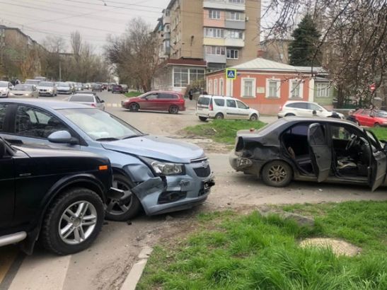 В Новочеркасске водитель «Акцента» устроил массовую аварию