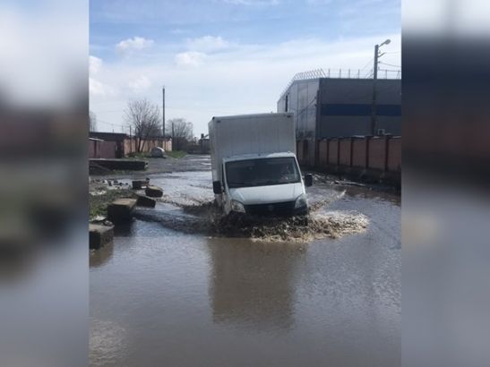 В Батайске улицы ушли под воду из-за таяния снега и коммунальных аварий