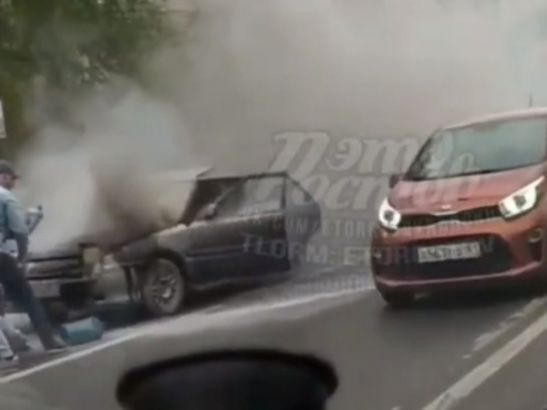 В Ростове в районе площади Борко сгорела легковушка