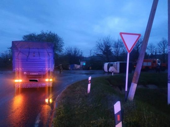 Водитель «ГАЗели» пострадал в ДТП с КамАЗом в Ростовской области