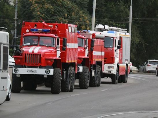В Азовском районе горящий камыш тушили больше 20 спасателей