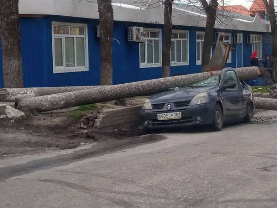 В центре Ростова бетонный столб раздавил легковушку