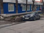 В центре Ростова бетонный столб раздавил легковушку