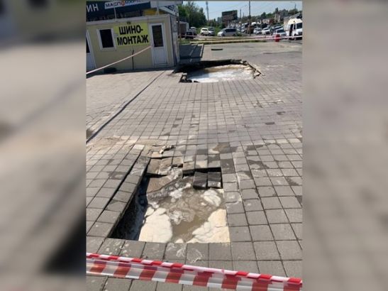 На Малиновского в Ростове вода во время прорыва теплотрассы пробила тротуар