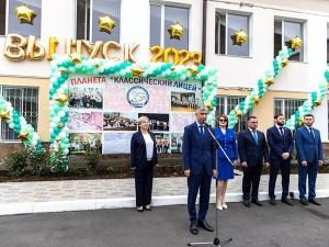 Глава администрации Ростова поздравил выпускников города с последним звонком