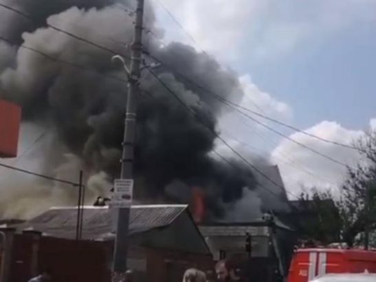 В Ростове-на-Дону ликвидировали крупный пожар в общежитии на Западном