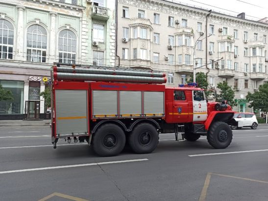 На Коммунистическом в Ростове сгорел овощной ларек и припаркованный «Рено Логан»