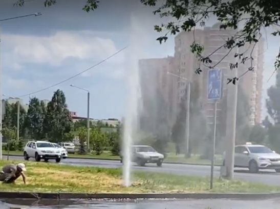На Западном в Ростове забил огромный фонтан