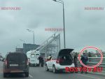 В Ростове спецслужбы пытаются снять с края Ворошиловского моста мужчину