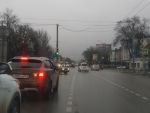 В Ростове на Западном повисший над дорогой кабель создает опасность для горожан