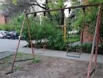 Жители Ростова просят убрать опасные качели с детской площадки