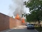 В Таганроге третий час тушат крупный пожар на стройбазе