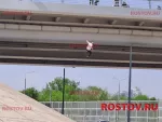 В Ростове с Ворошиловского моста упал мужчина
