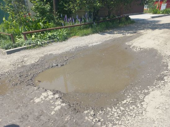 Жители Ростова пожаловались на глубокую яму на дороге