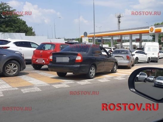 В Ростове на АЗС образовались многокилометровые очереди
