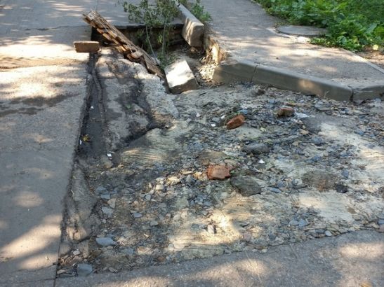 В Ростове дорожники оставили разрытую яму на Обуховском после ремонта электрокабеля