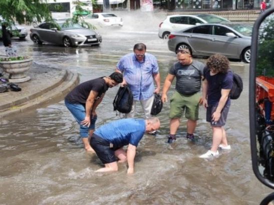 В Ростове на Варфоломеева пешеход провалился в залитую водой яму