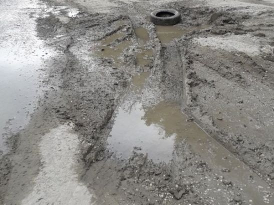 В Ростове дорога на пляж «Каррера» превратилась в полосу препятствий из-за ям