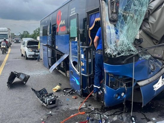На трассе под Ростовом водителю пассажирского автобуса в ДТП раздробило ногу