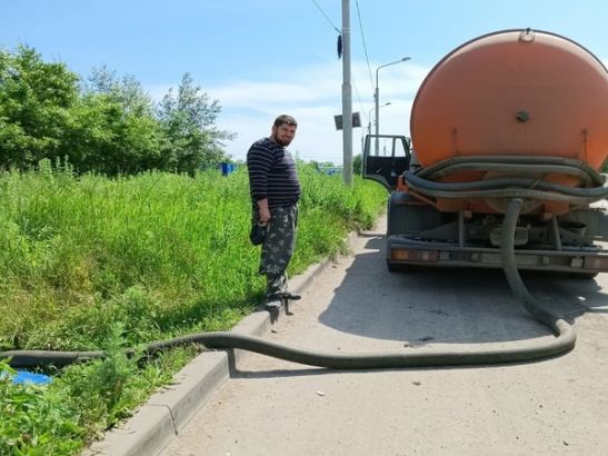 В Ростове ассенизаторы больше месяца сливают нечистоты в открытые люки