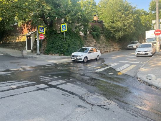 В Ростове из-за коммунальной аварии на Семашко разлились реки воды
