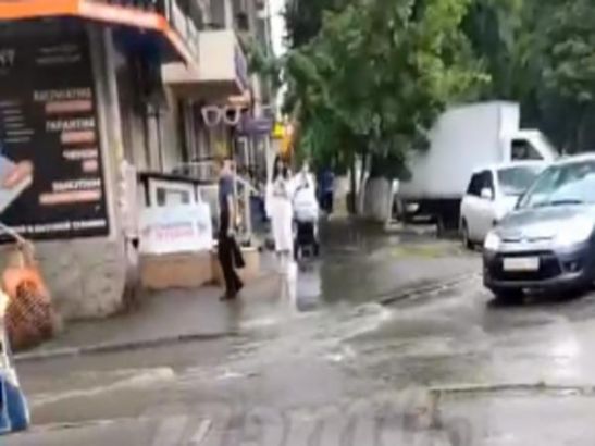 В Ростове проспект Ленина затопило после ливня