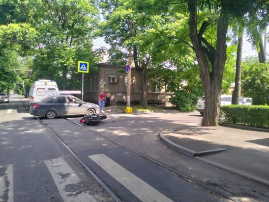 В Ростове 37-летний водитель скутера пострадал в ДТП