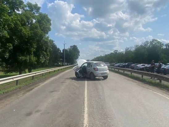 Два водителя пострадали в ДТП с кроссовером в Азове