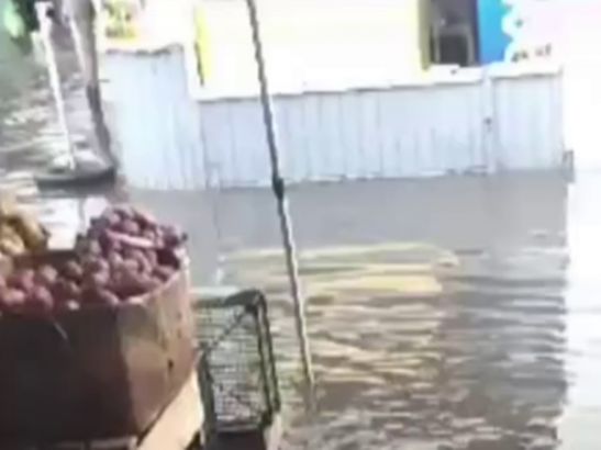 В Батайске после ливня затопило рынок