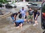 В Ростове на Варфоломеева пешеход провалился в залитую водой яму