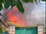 В Таганроге десятки спасателей тушат крупный пожар в частном доме