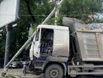 В Ростове на Вавилова водитель грузовика врезался в столб