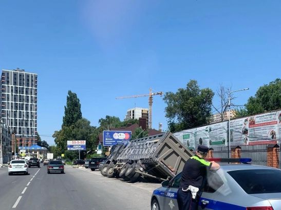 В Батайске КамАЗ провалился в ливневку посреди дороги